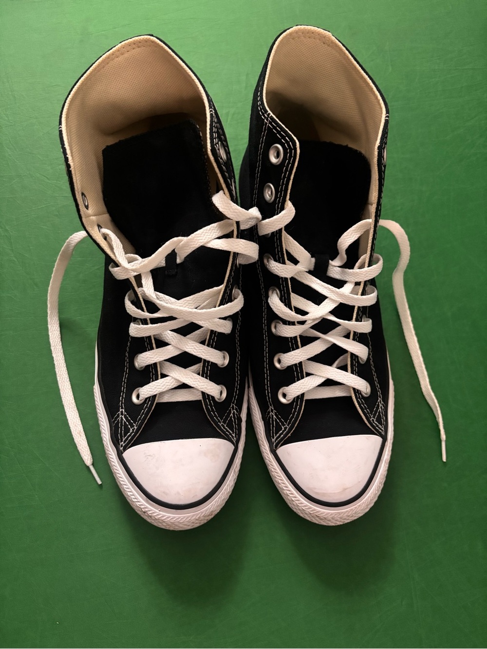 Black High-Top Sneakers with White Toe - Classic Canvas Style